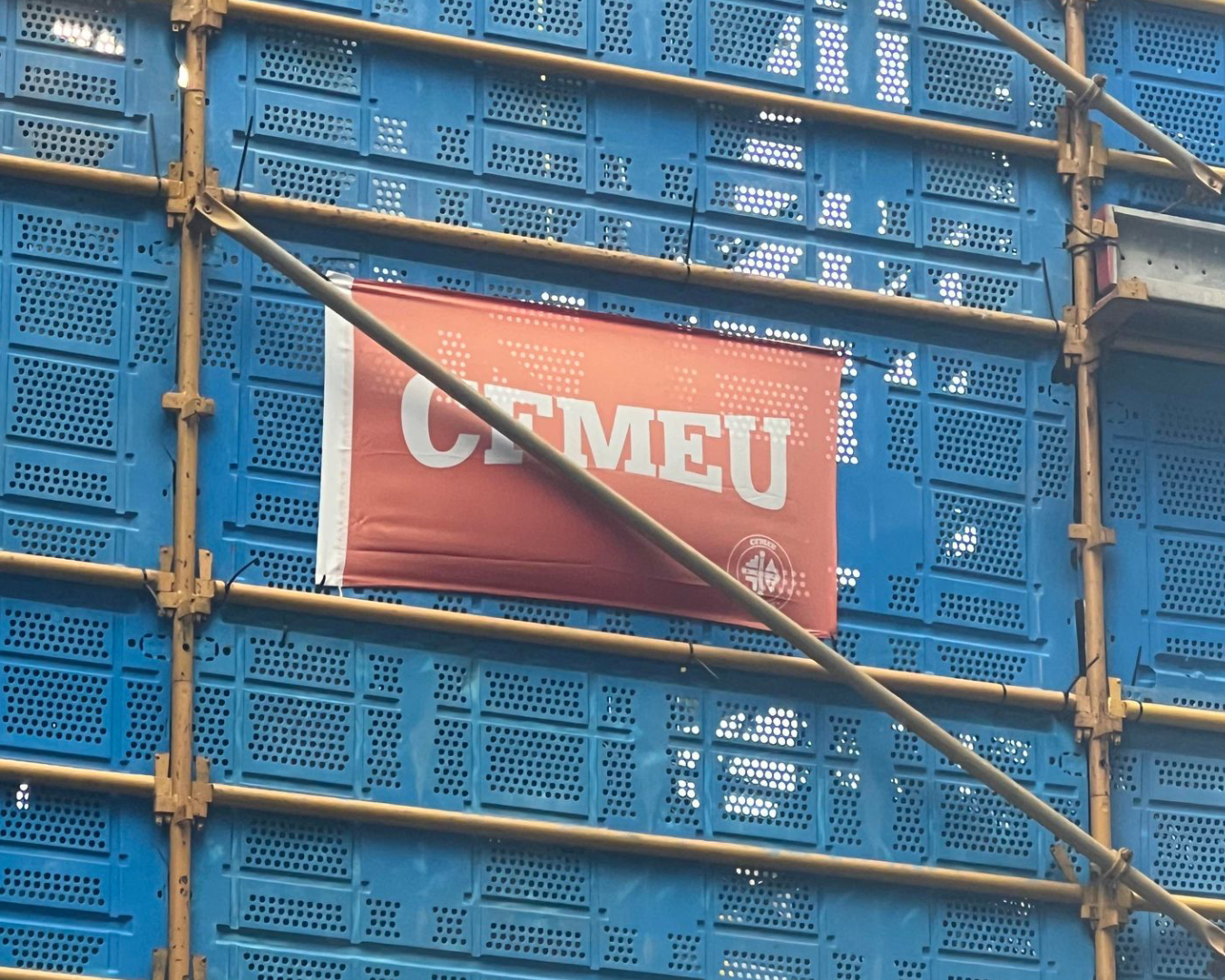 CFMEU flag hangs off a construction site | Stephanie Felesina