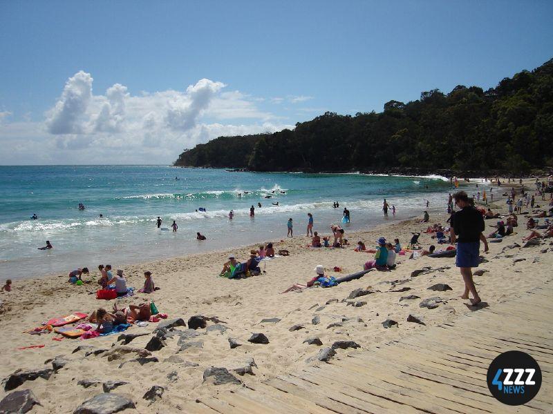 "Noosa Beach, Sunshine Coast - Queensland" by kevgibbo is licensed under CC BY 2.0.