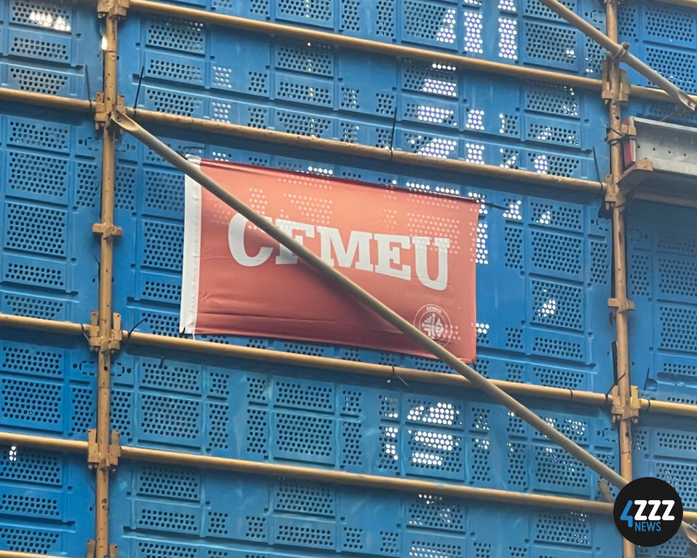 CFMEU flag hangs off a construction site | Stephanie Felesina CFMEU flag hangs off a construction site | Stephanie Felesina