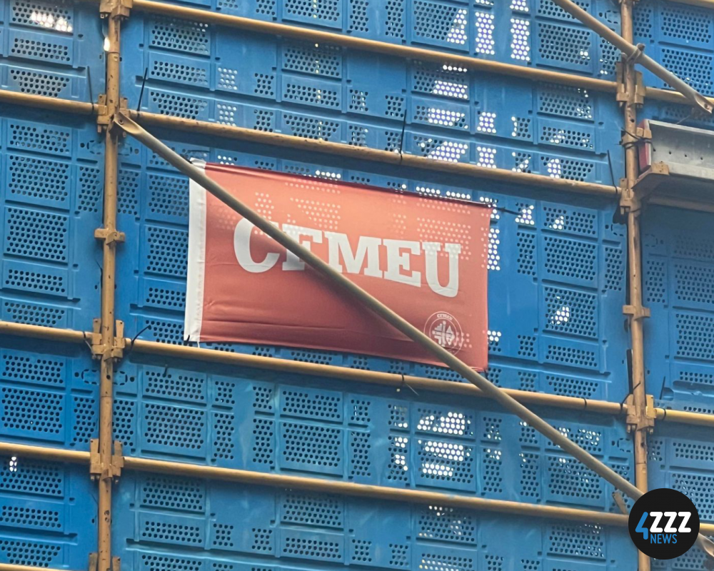 CFMEU flag hangs off a construction site | Stephanie Felesina