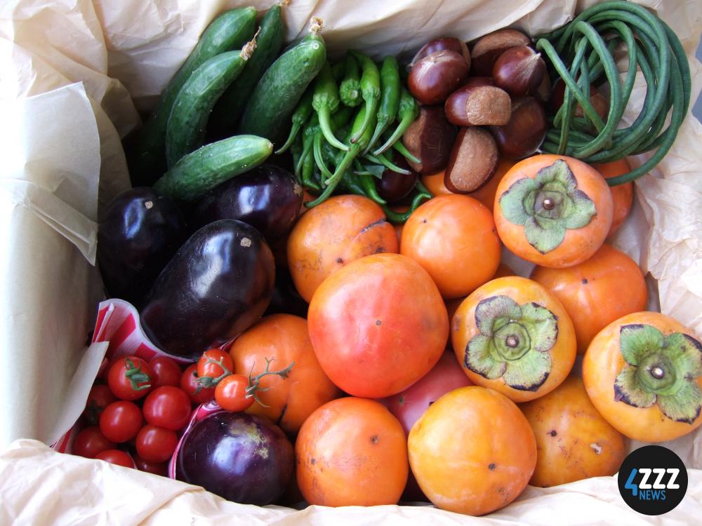 Image Credit: Wikimedia Commons Fresh fruit and vegetables in a basket